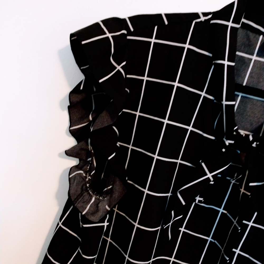 SheIn black and white to with tie at the neck and ruffle sleeve. Size 3XL - Picture 3 of 4